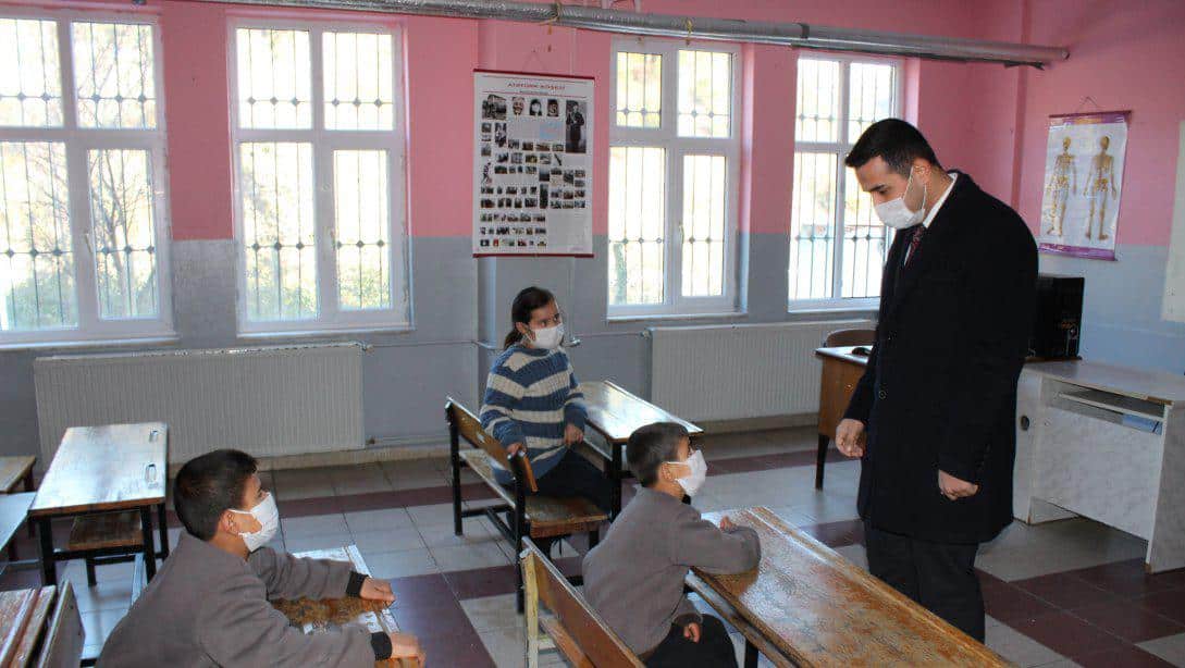 İlçemiz Kaymakam Vekili Sayın Serkan TOKUR Güzelceçay İlkokulunda Düzenlenen Karne Törenine Katıldı